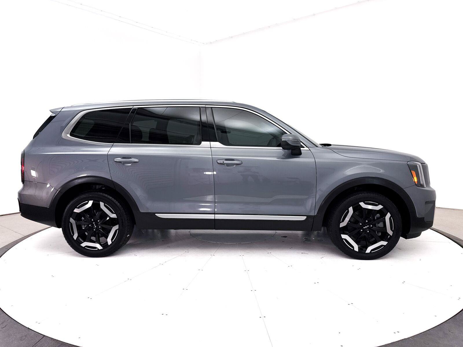 Used 2024 Kia Telluride EX w/ EX Captain's Chair Package FWD image 44