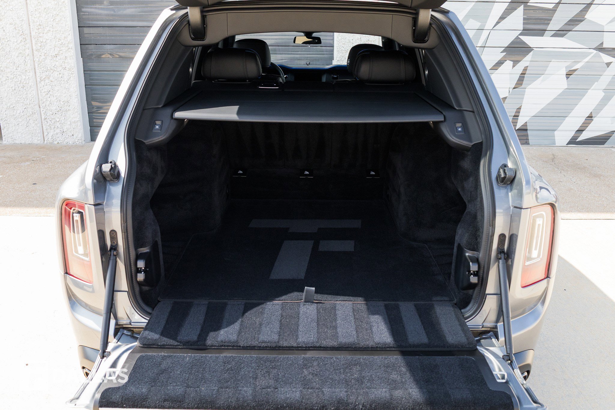 Used 2022 Rolls-Royce Cullinan Black Badge w/ Dark Exterior Package image 34