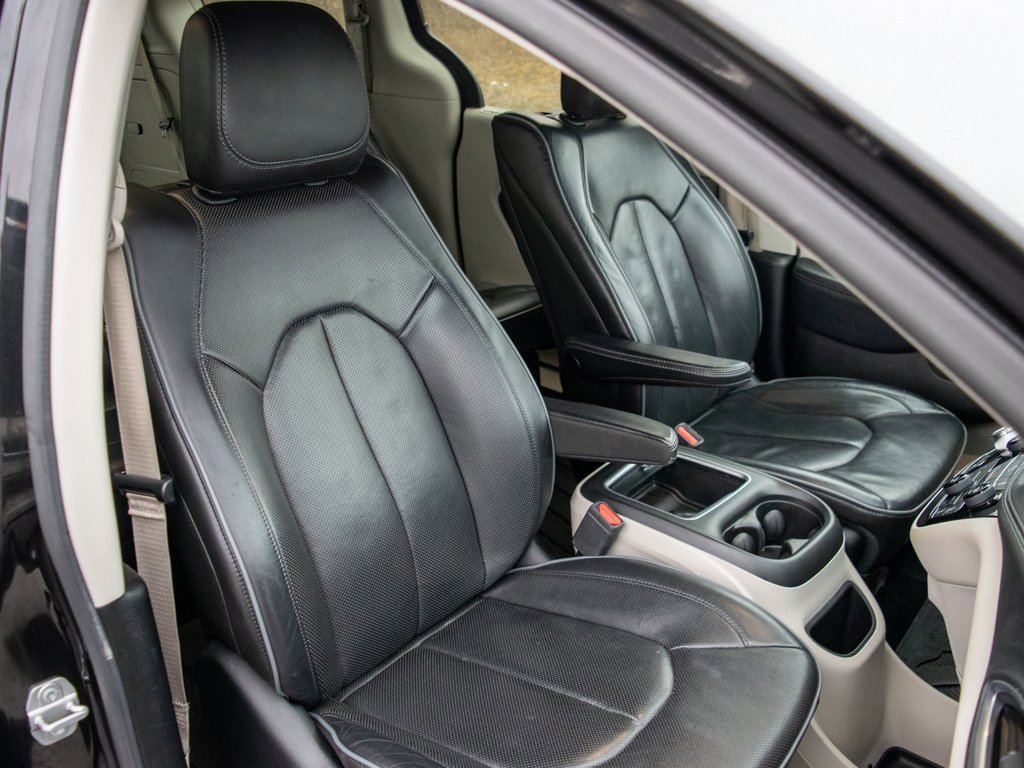 Used 2018 Chrysler Pacifica Limited image 38