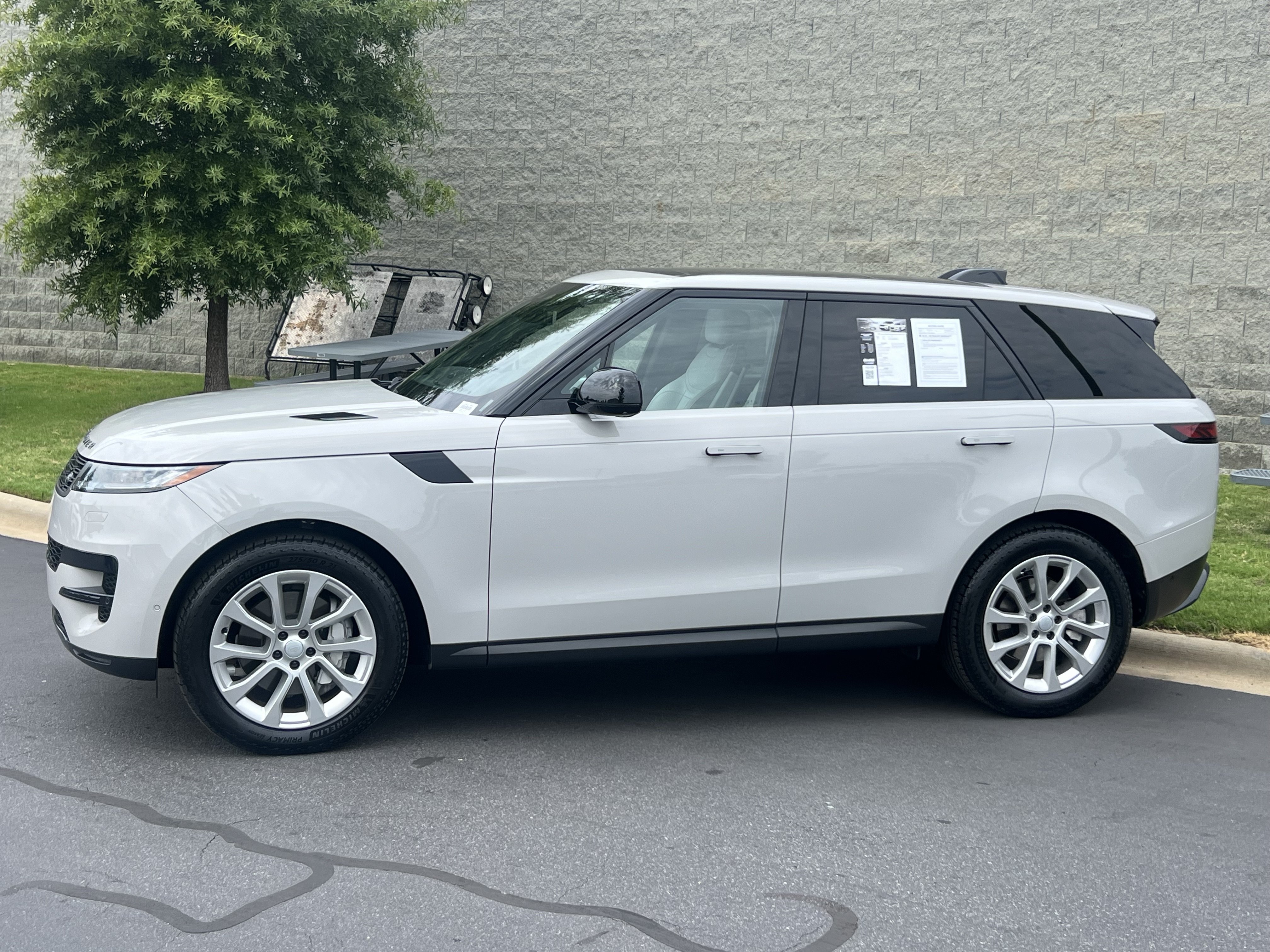 Used 2024 Land Rover Range Rover Sport SE AWD/4WD image 4