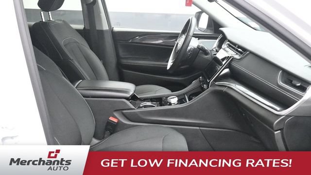 Used 2022 Jeep Grand Cherokee Laredo w/ Luxury Tech Group I AWD/4WD image 11