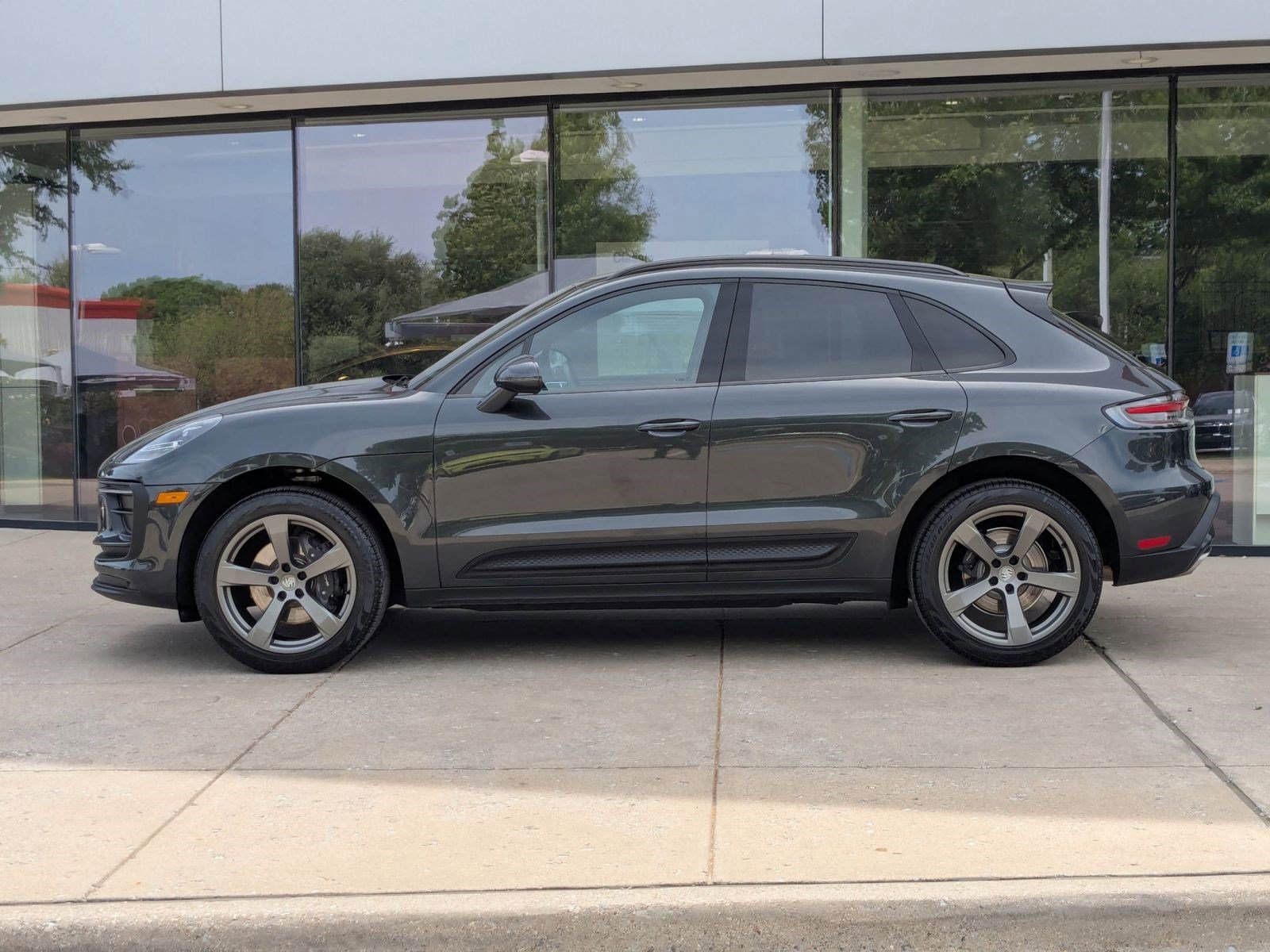Certified 2026 Porsche Macan AWD/4WD image 2