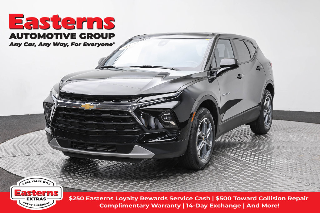 Used 2025 Chevrolet Blazer LT FWD image 1