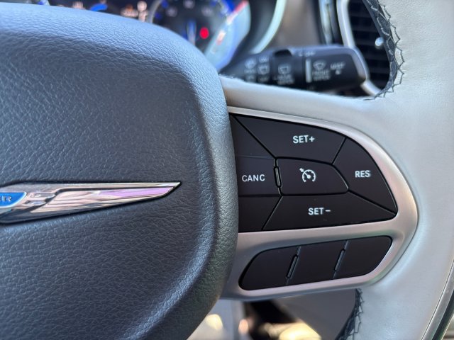 Used 2018 Chrysler Pacifica Limited w/ Tire & Wheel Group FWD image 25