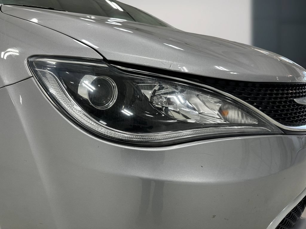 Used 2018 Chrysler Pacifica Touring-L FWD image 11