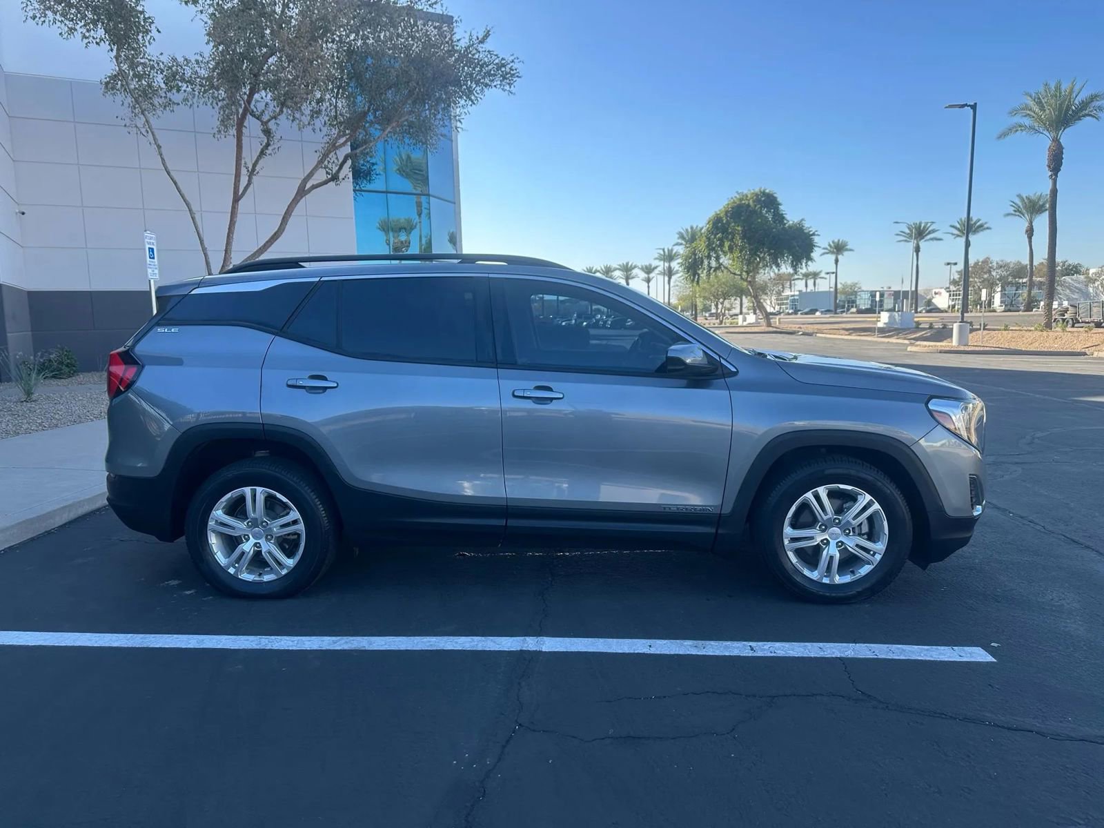 Used 2018 GMC Terrain SLE w/ Driver Convenience Package image 4