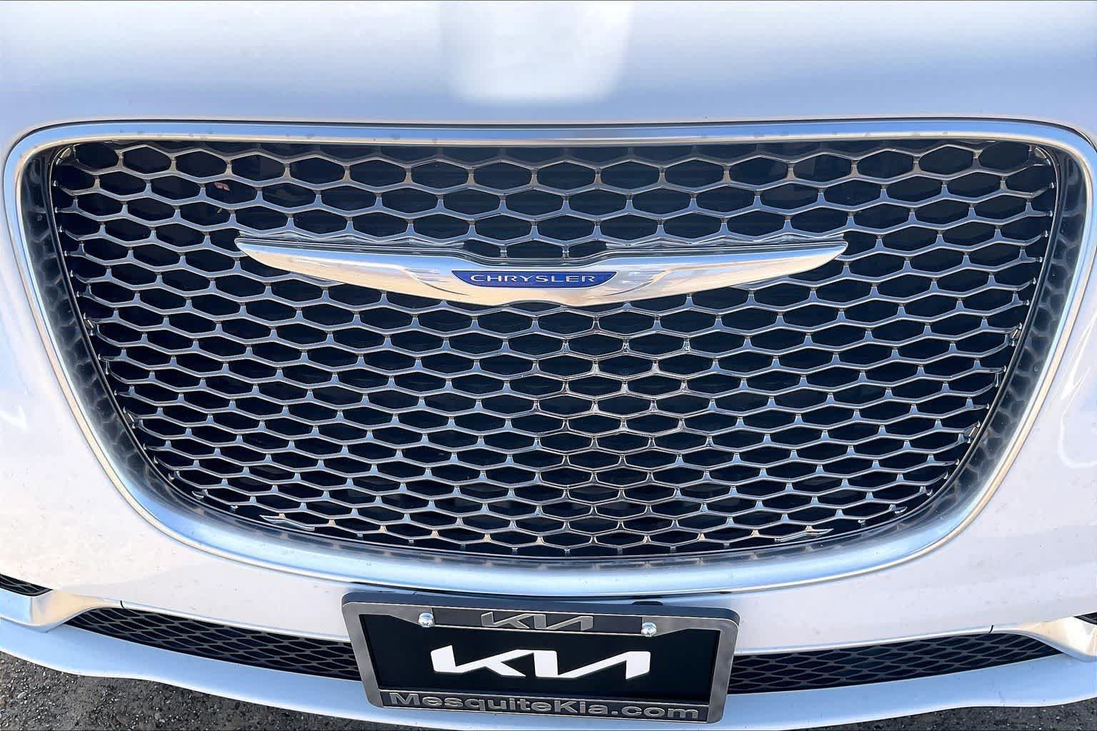 Used 2018 Chrysler 300 Touring w/ Chrome Appearance Package RWD image 30