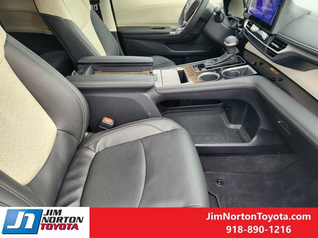 Used 2025 Toyota Sienna Limited image 16