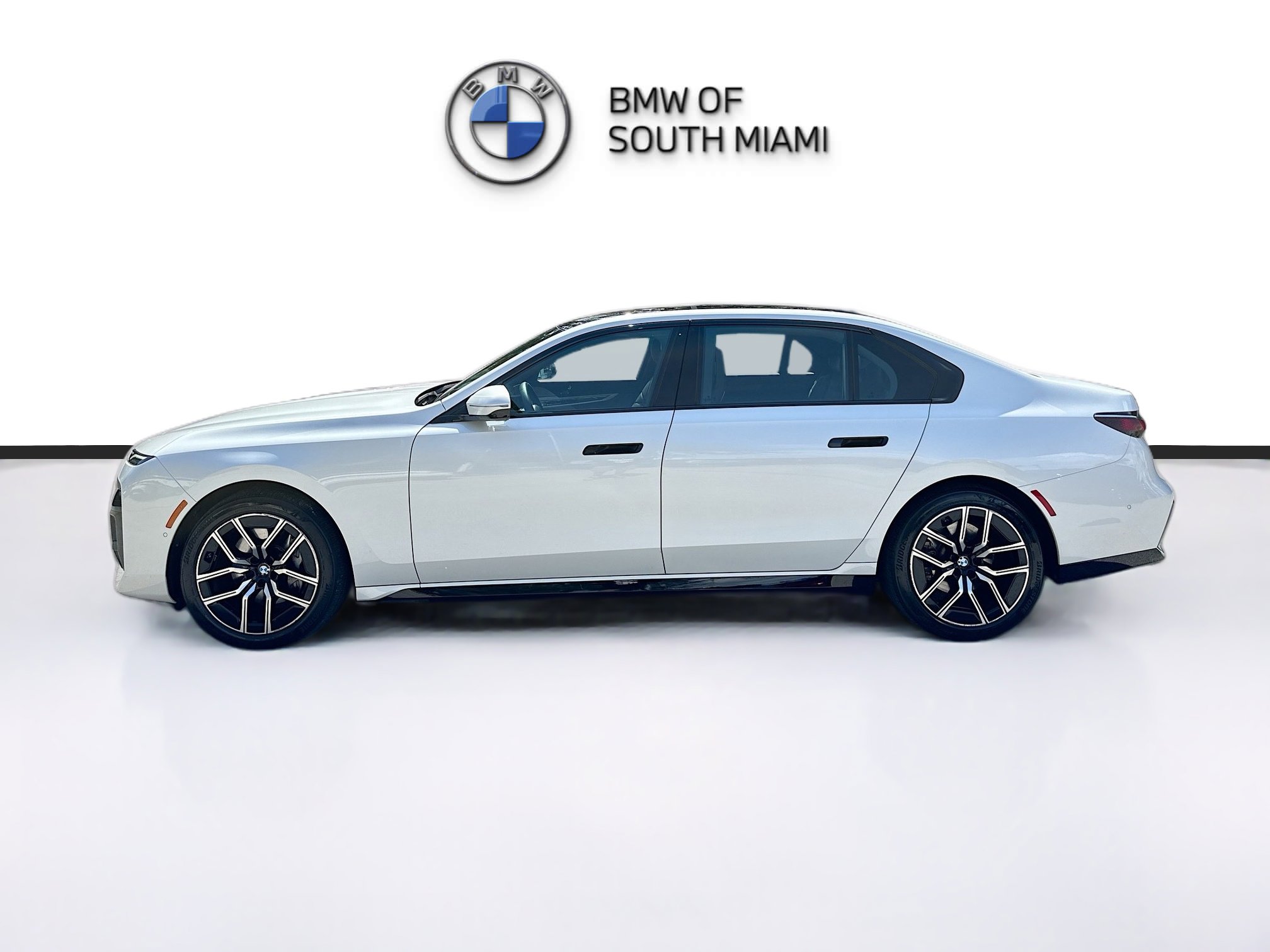 Used 2023 BMW 740i w/ Parking Assistance Package image 4