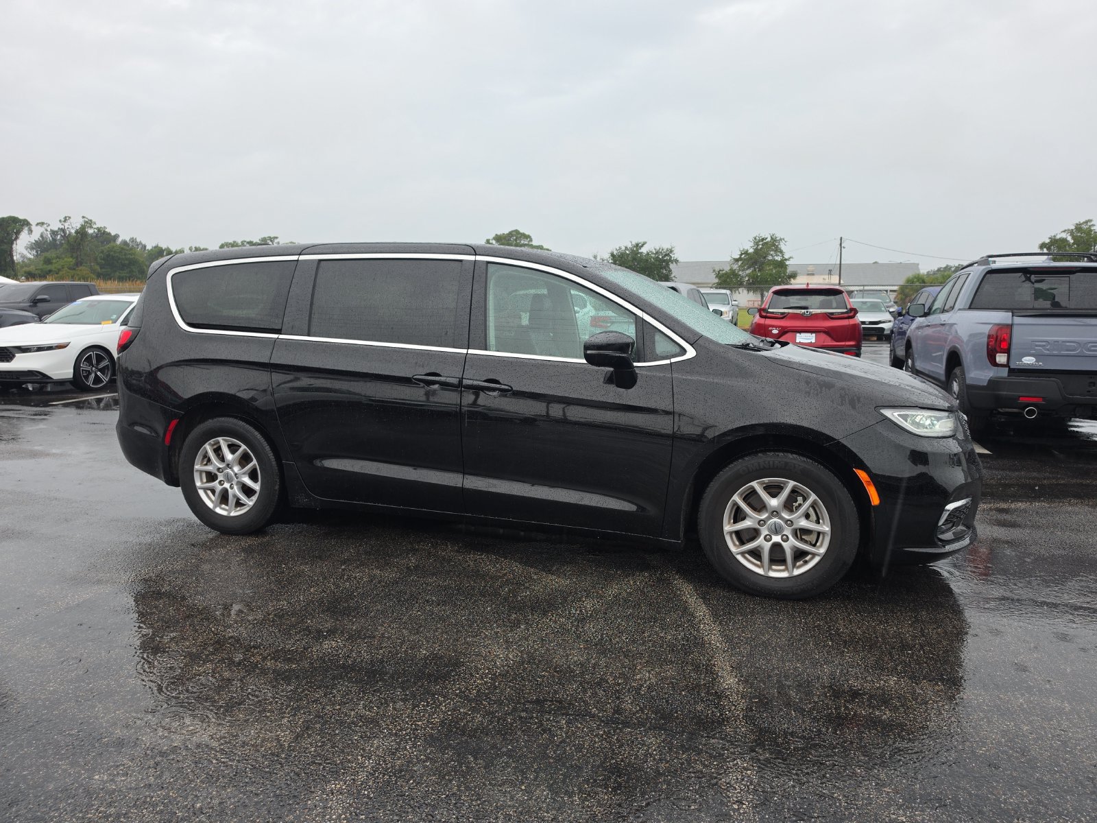 Used 2024 Chrysler Pacifica Touring-L FWD image 2