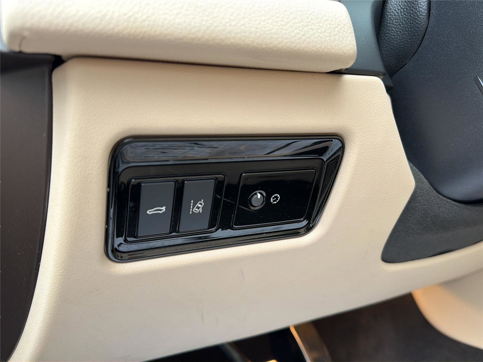 Used 2020 Jaguar XF Premium image 35