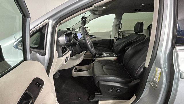Used 2024 Chrysler Pacifica Touring-L FWD image 11