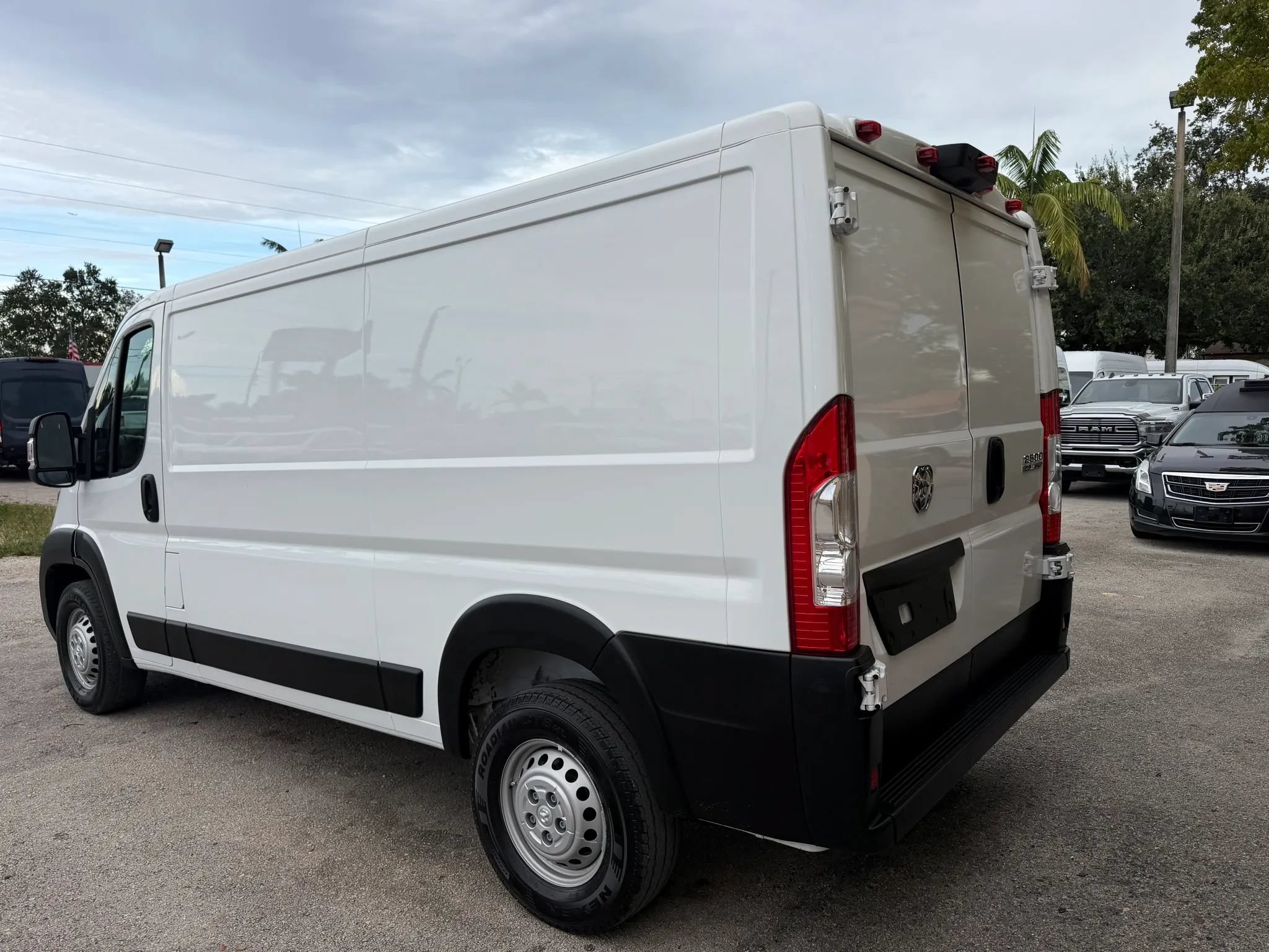 Used 2024 RAM ProMaster 2500 136 w/ Safety Group FWD image 3