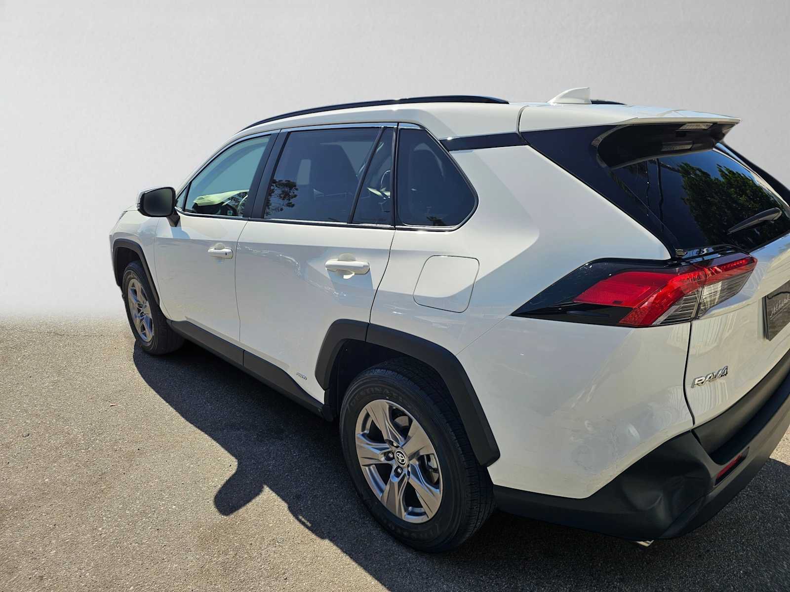 Used 2023 Toyota RAV4 LE AWD/4WD image 5
