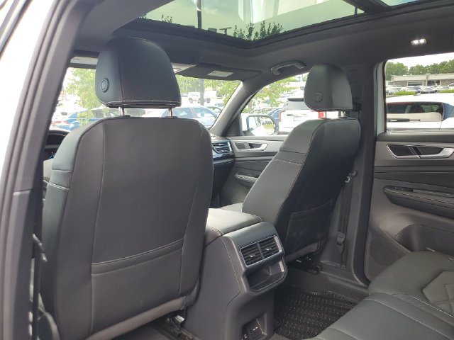 Certified 2025 Volkswagen Atlas Cross Sport SE w/ Panoramic Sunroof Package FWD image 17