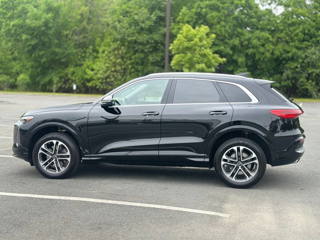 Used 2025 Audi Q5 Premium w/ Convenience Package AWD/4WD image 3