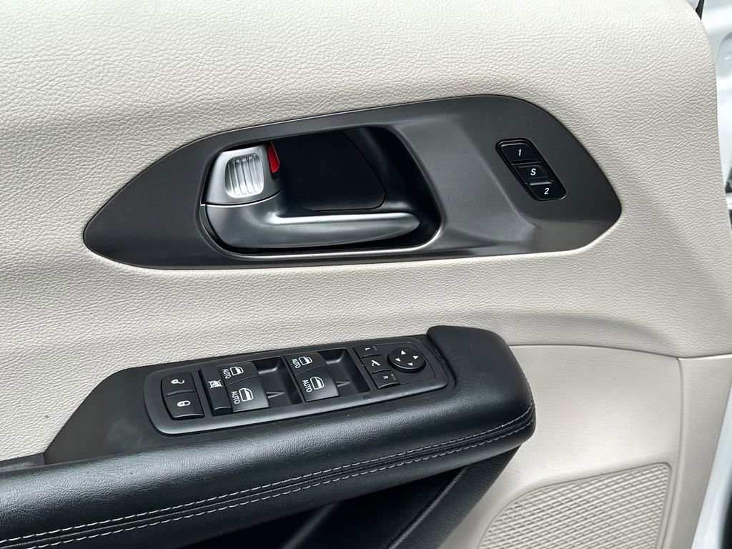 Used 2019 Chrysler Pacifica Limited image 19