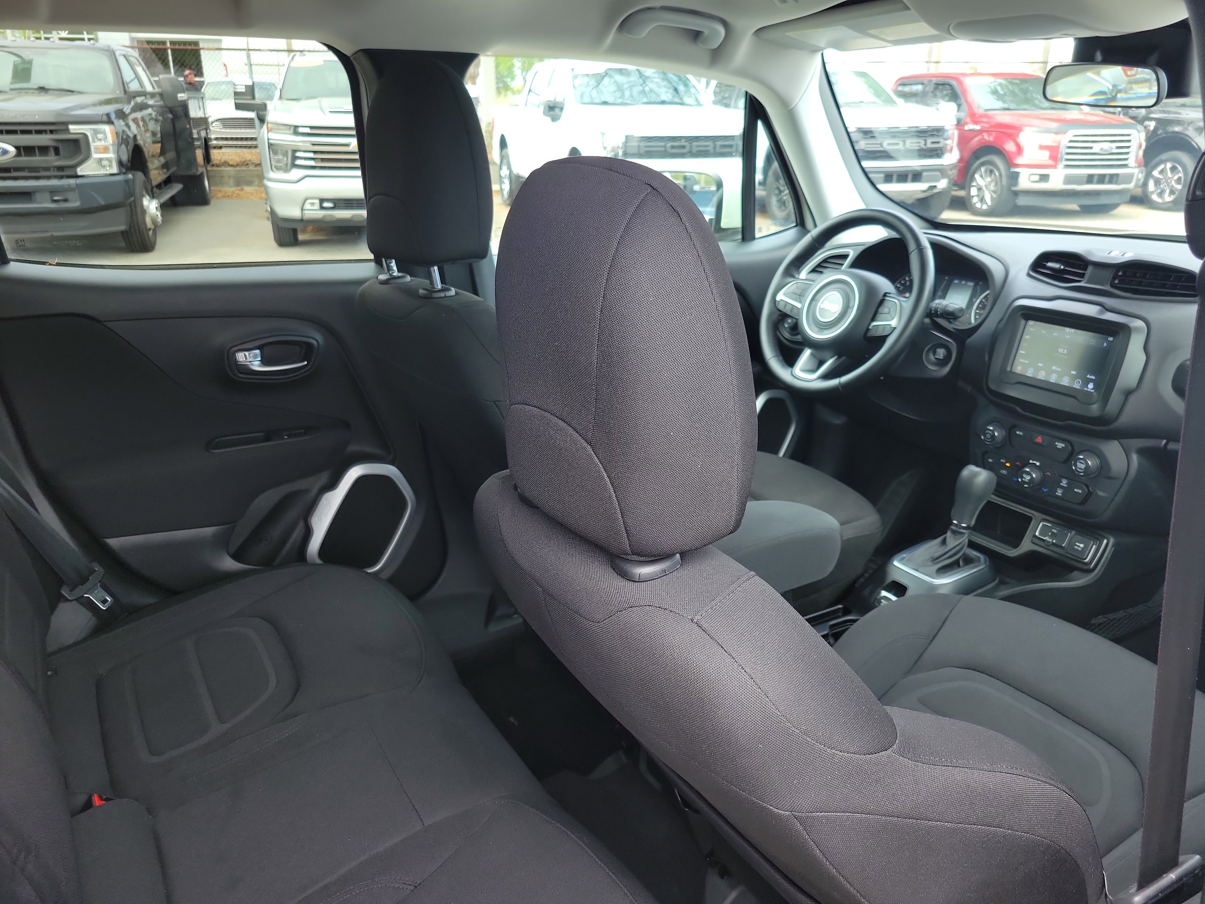 Used 2018 Jeep Renegade Latitude w/ Cold Weather Group image 26
