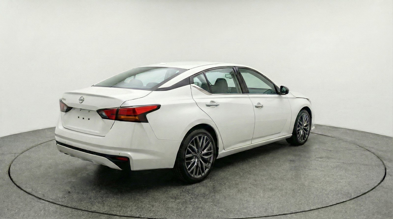 Used 2025 Nissan Altima 2.5 SV FWD image 9