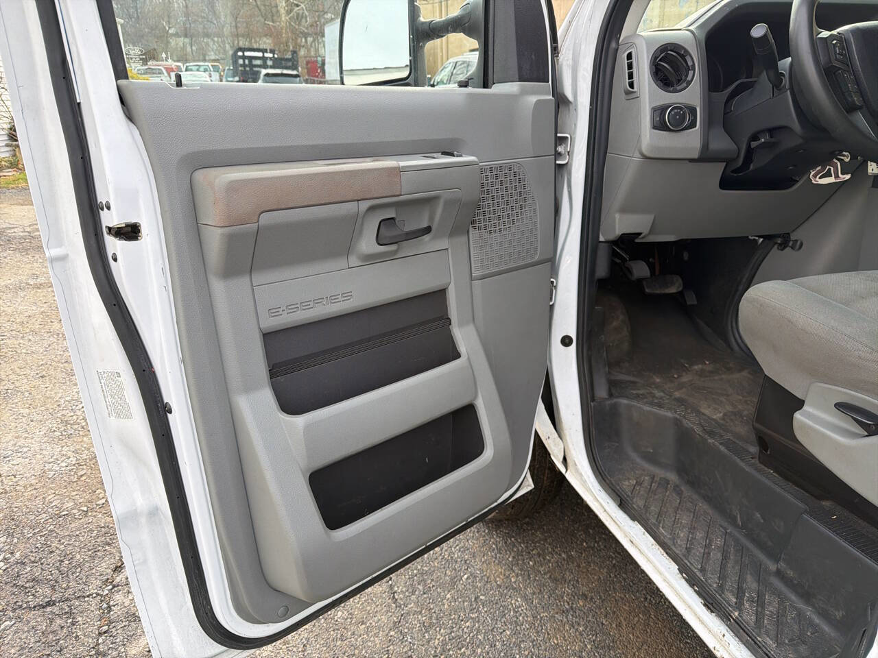 Used 2022 Ford E-350 and Econoline 350 Super Duty w/ Power Windows & Locks Group RWD image 17