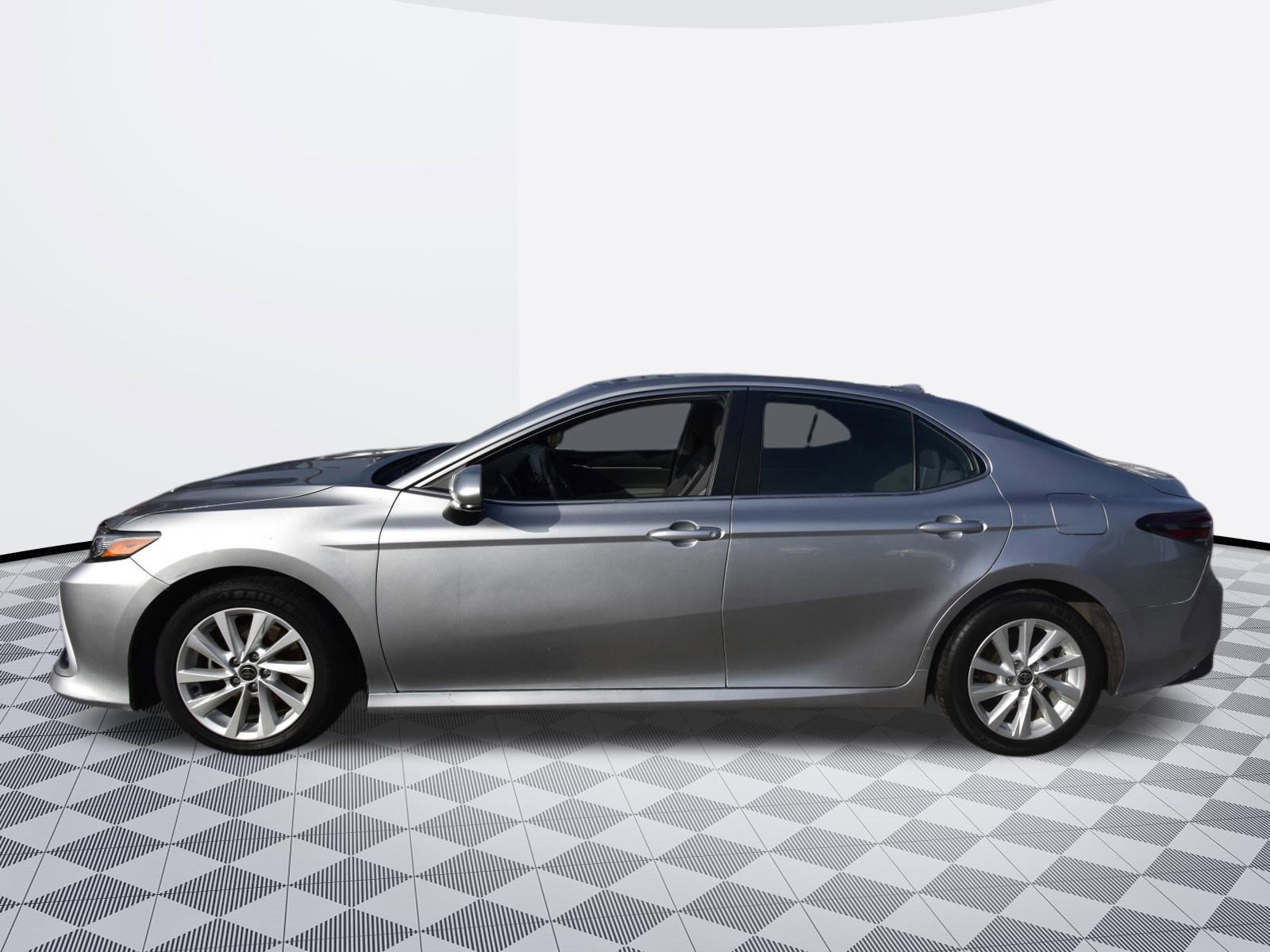 Used 2022 Toyota Camry LE image 4
