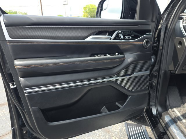Used 2025 Jeep Grand Wagoneer Series III w/ Rear Seat Video Group 1 AWD/4WD image 11