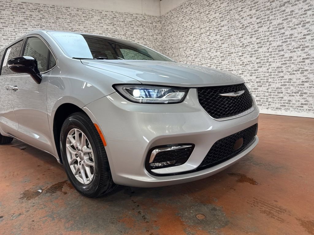 Used 2024 Chrysler Pacifica Touring-L image 7