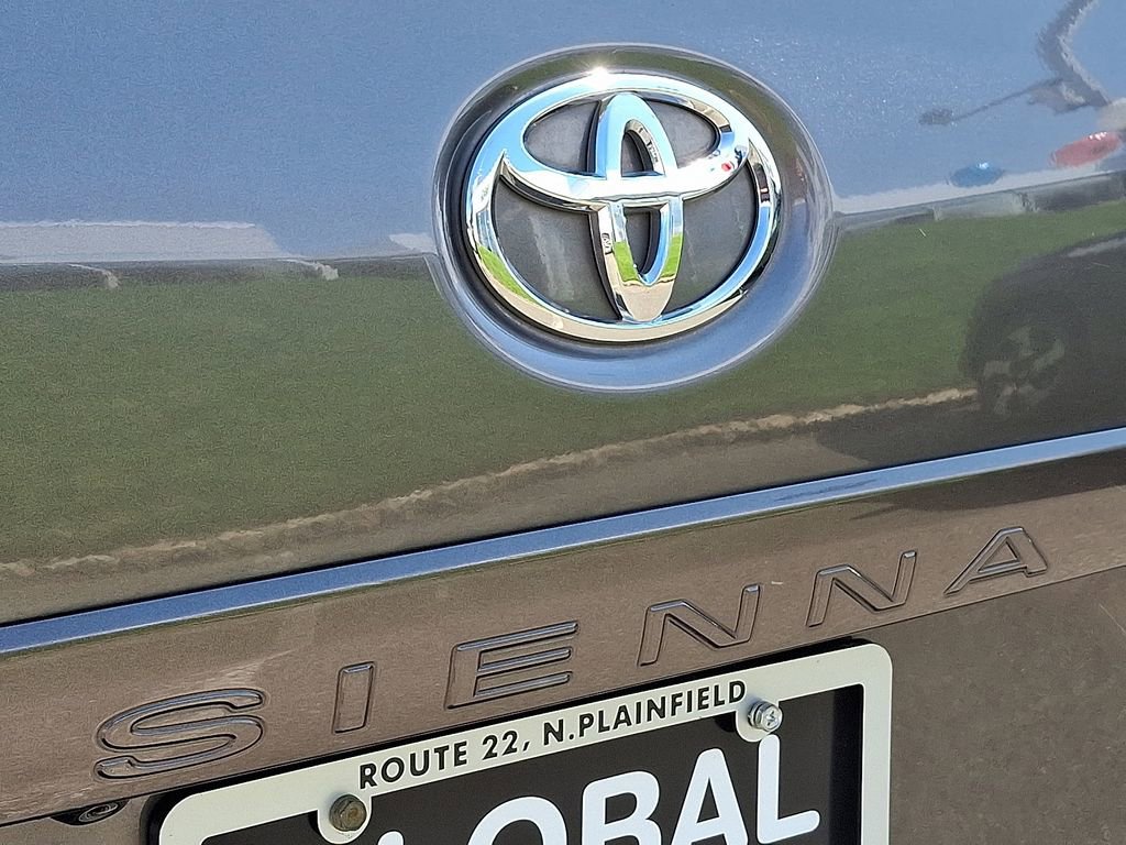 Used 2015 Toyota Sienna LE image 28