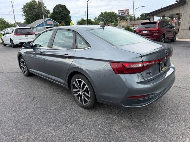Used 2025 Volkswagen Jetta SE FWD image 3