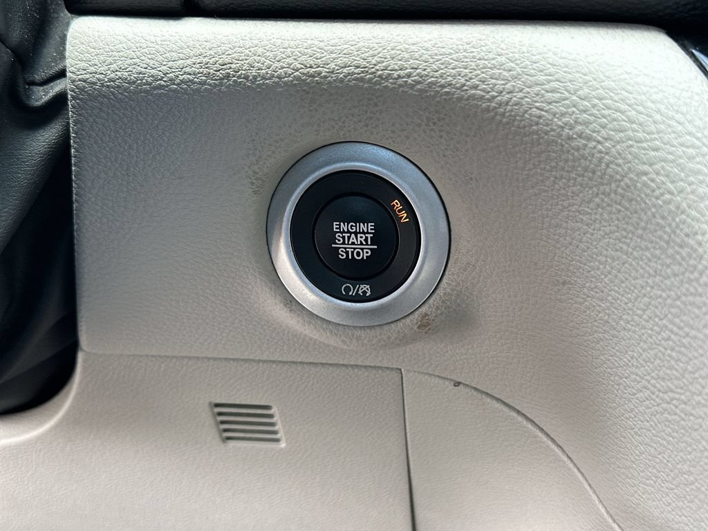 Used 2023 Chrysler Pacifica Limited FWD image 17