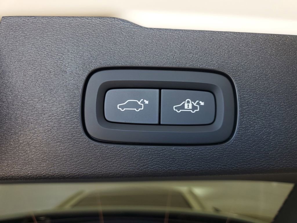 New 2025 Volvo V60 B5 Cross Country Ultra w/ Protection Package Premier image 11