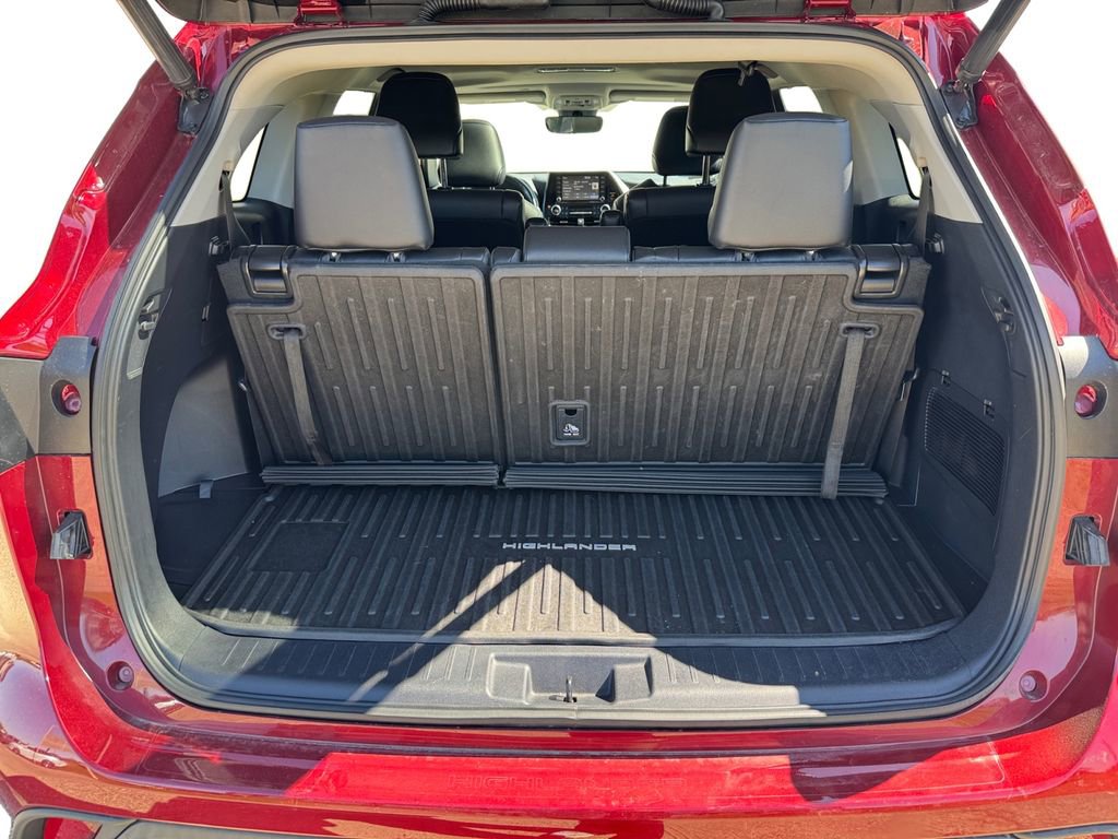 Used 2021 Toyota Highlander XLE AWD/4WD image 19