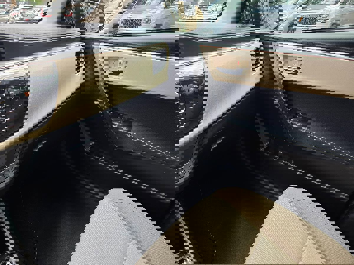 Used 2016 Toyota Corolla LE FWD image 38