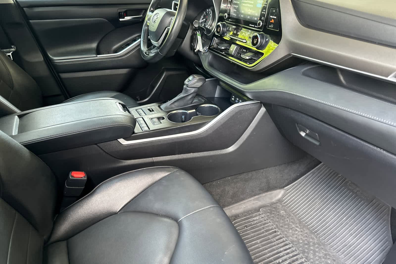 Used 2022 Toyota Highlander XLE AWD/4WD image 18