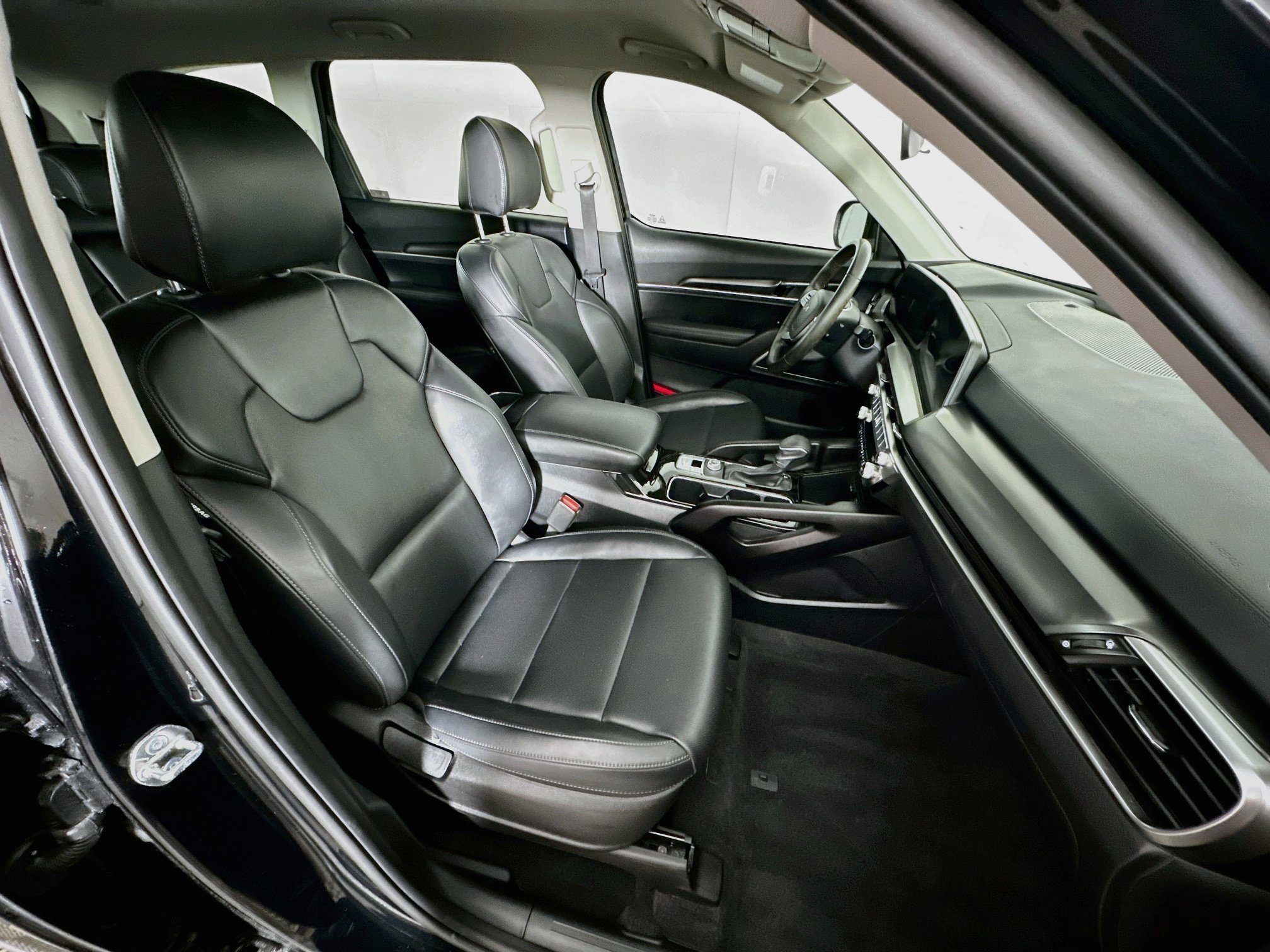 Used 2025 Kia Telluride LX FWD image 33
