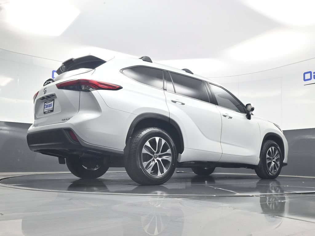 Used 2022 Toyota Highlander XLE AWD/4WD image 45