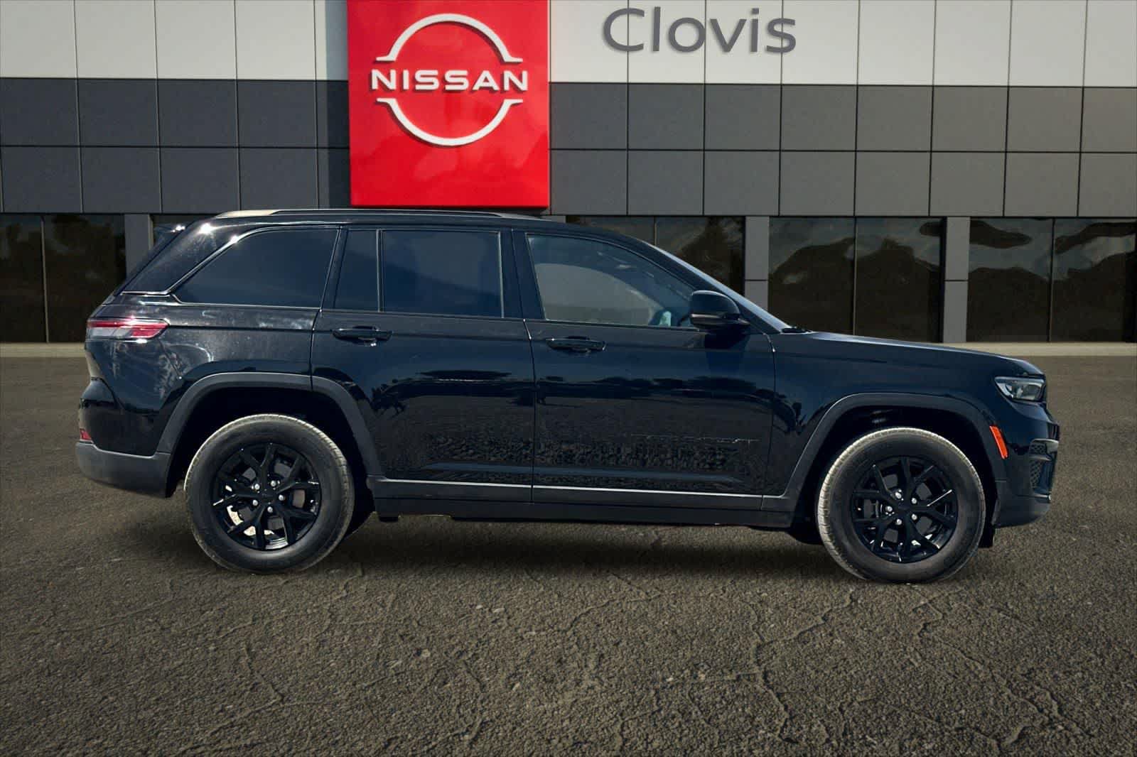 Used 2024 Jeep Grand Cherokee Altitude RWD image 9