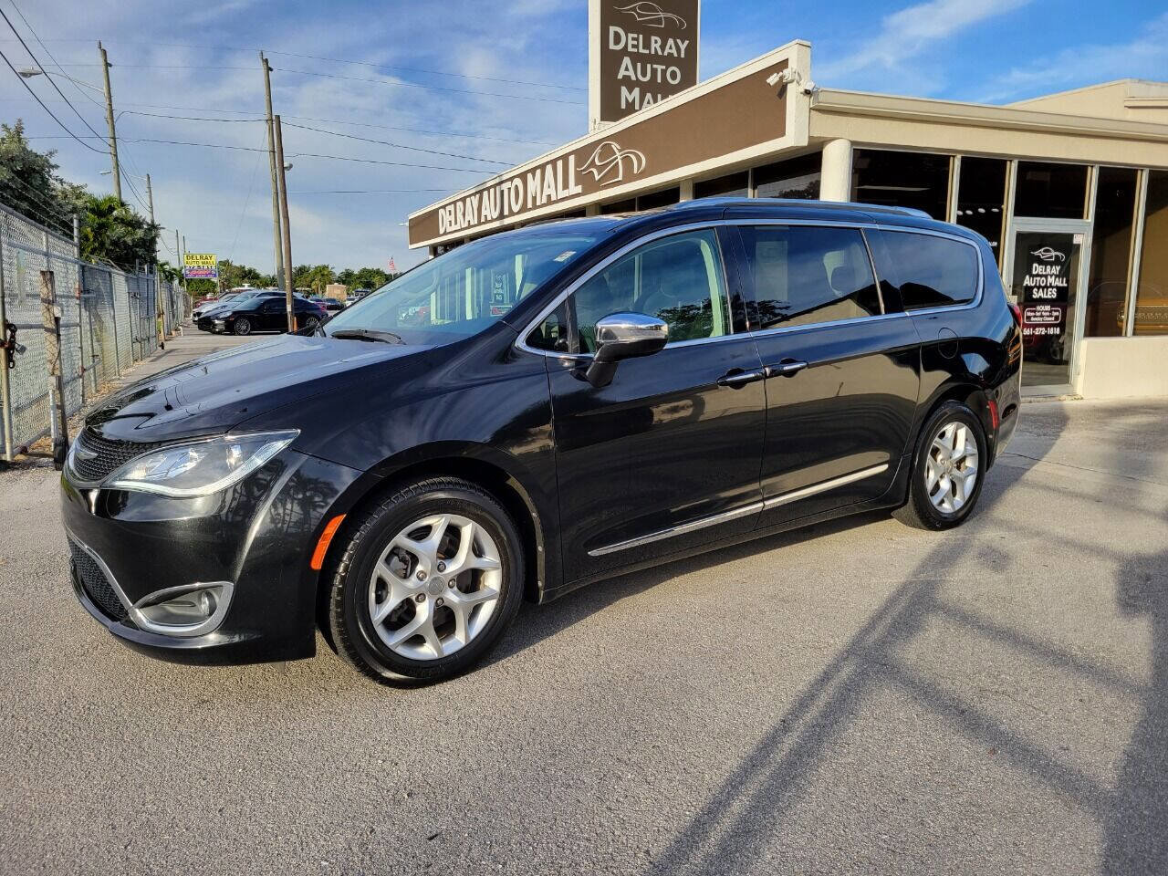 Used 2020 Chrysler Pacifica Limited FWD image 1