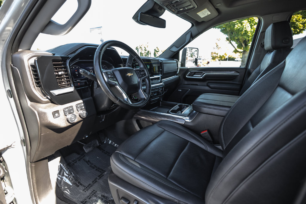 Used 2025 Chevrolet Silverado 3500 LTZ w/ LTZ Convenience Package AWD/4WD image 19