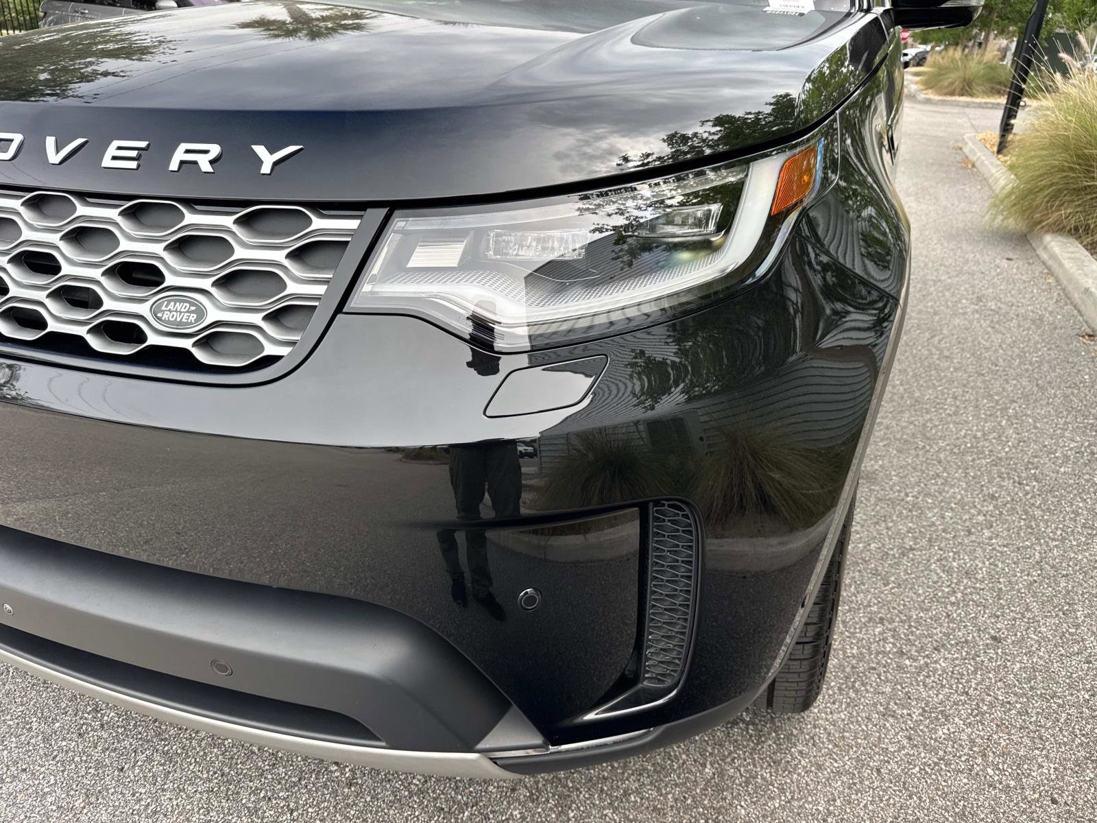 Certified 2025 Land Rover Discovery S AWD/4WD image 9