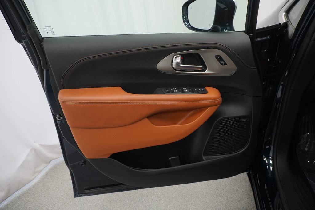 Used 2024 Chrysler Pacifica Pinnacle image 41