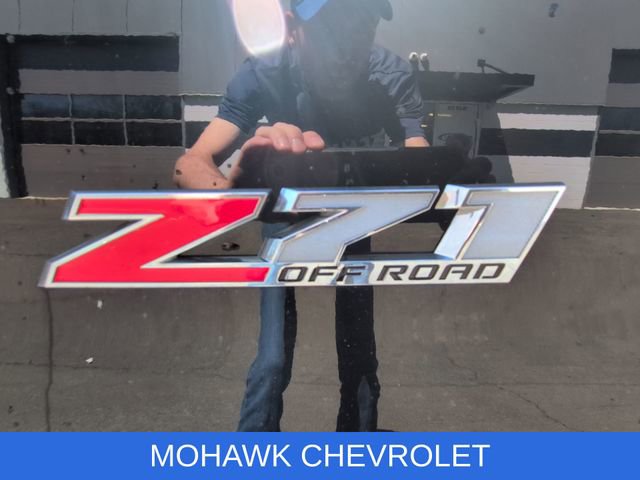 Used 2017 Chevrolet Silverado 1500 LT w/ Midnight Edition AWD/4WD image 30