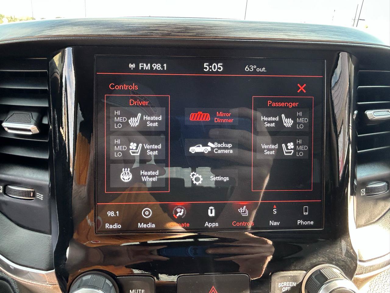 Used 2019 RAM 1500 Laramie AWD/4WD image 23