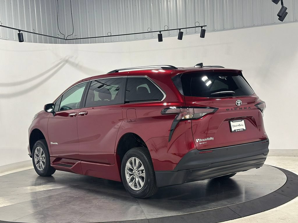 Used 2026 Toyota Sienna XLE FWD image 9