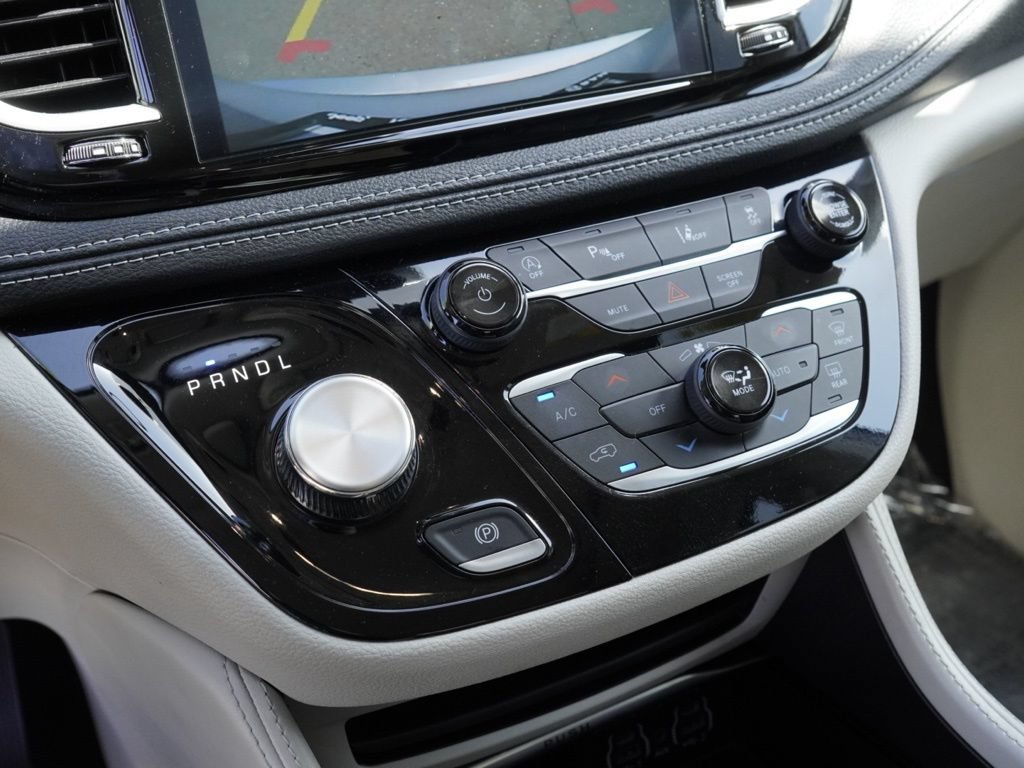 Used 2024 Chrysler Pacifica Limited FWD image 18
