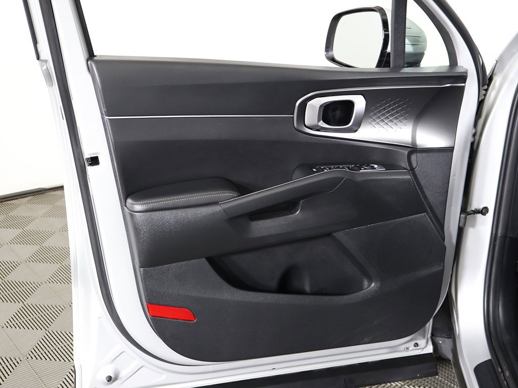 Used 2022 Kia Sorento EX w/ Panoramic Sunroof Package image 25