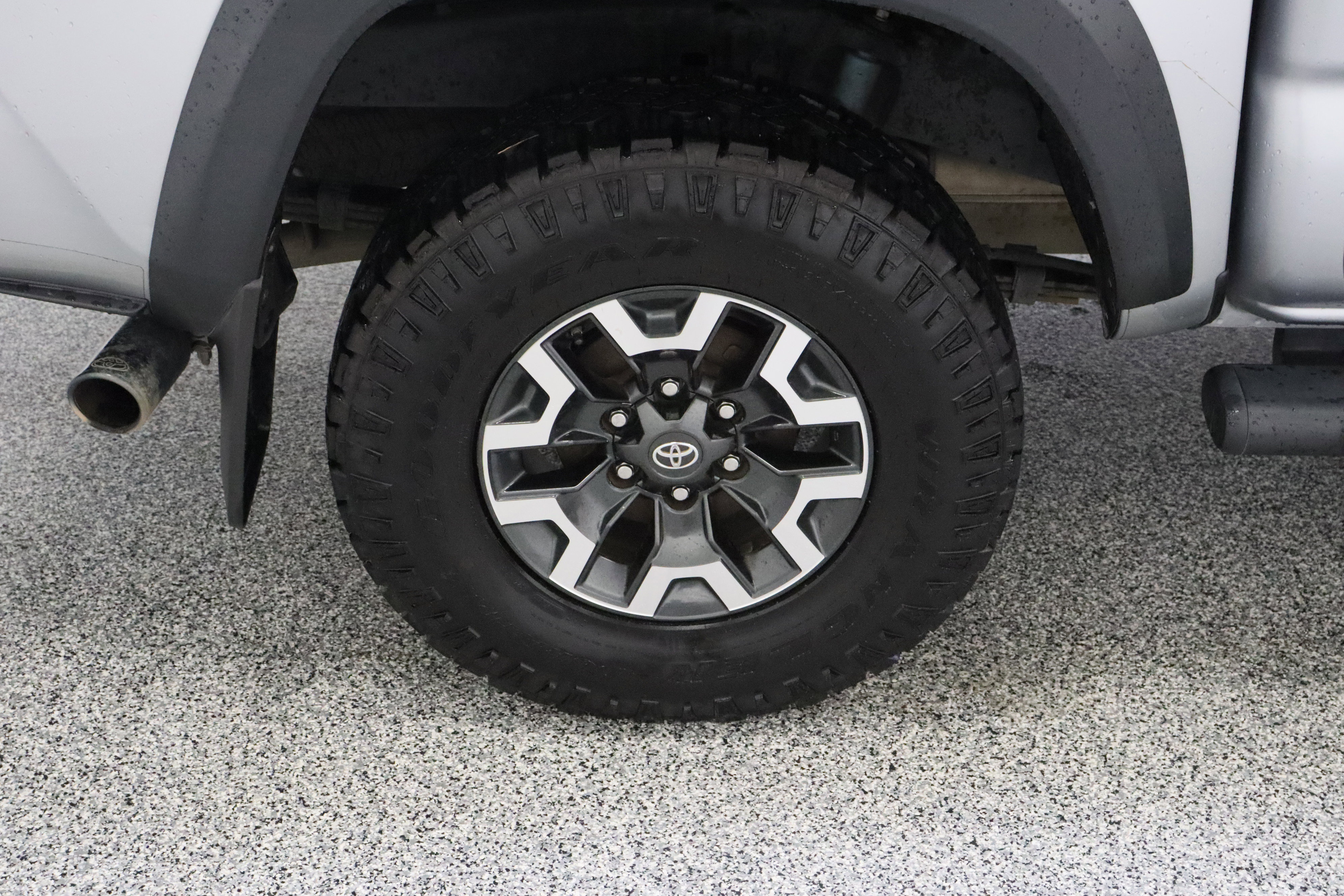 Used 2018 Toyota Tacoma TRD Off-Road w/ Technology Package AWD/4WD image 6
