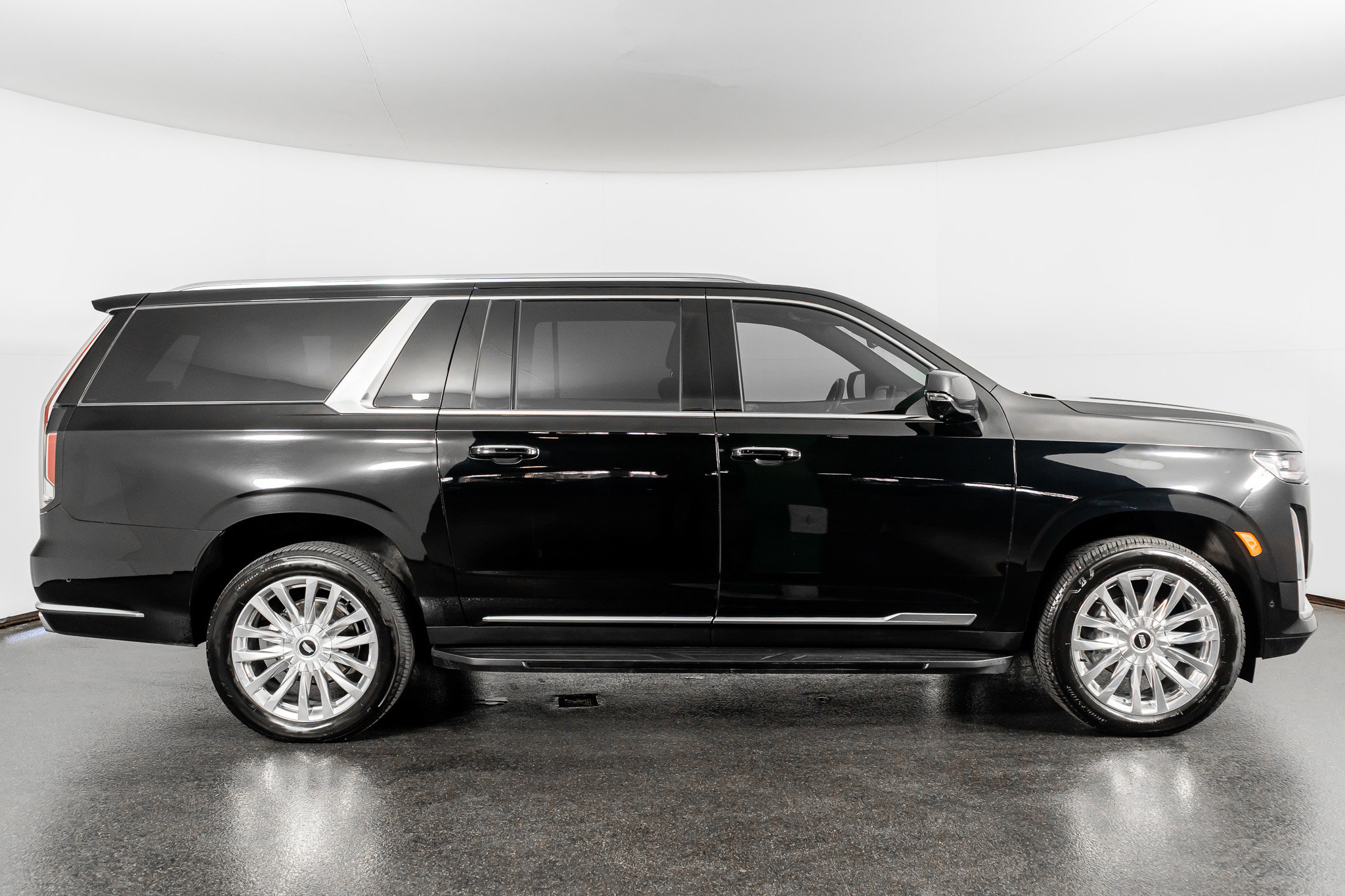 Used 2024 Cadillac Escalade ESV Premium Luxury image 5