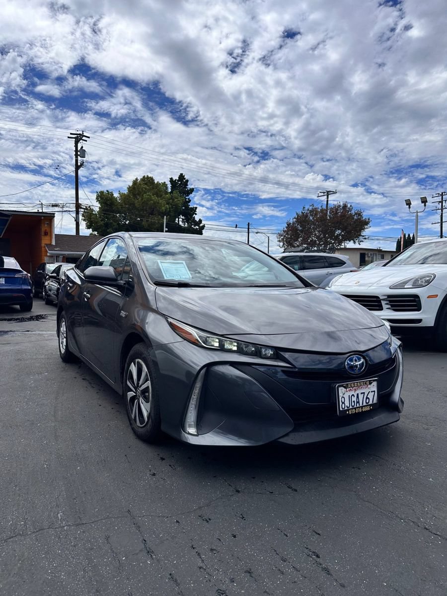 Used 2019 Toyota Prius Prime Plus w/ Preferred Accessory Package FWD image 2