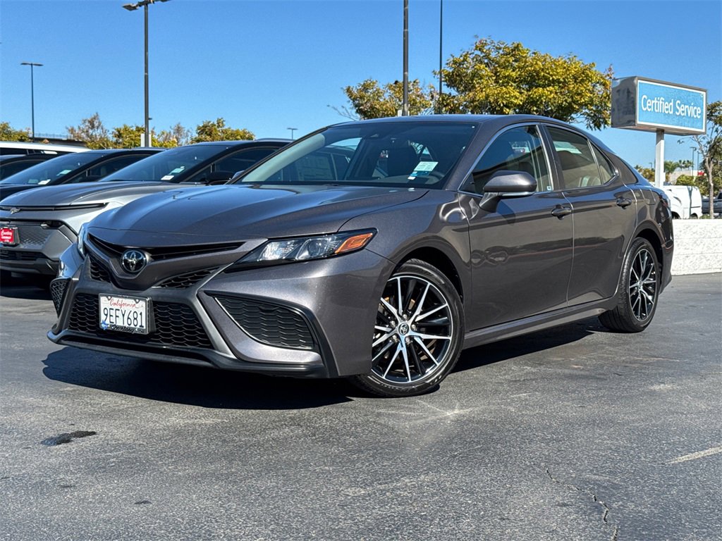 Used 2023 Toyota Camry SE image 2